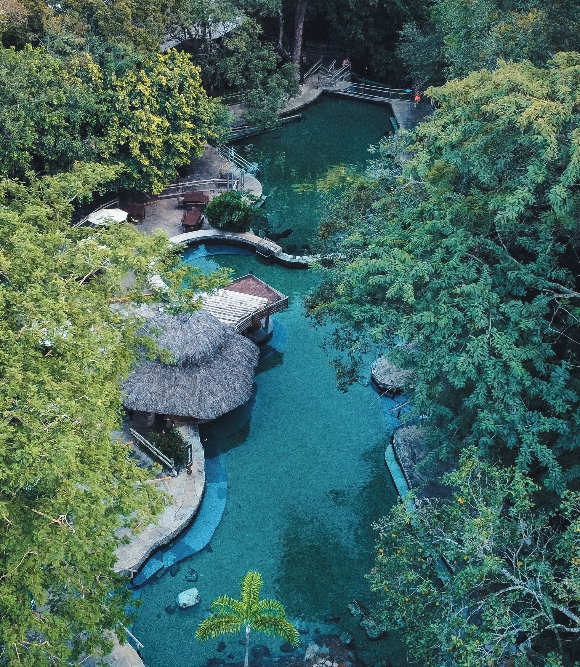 2 piscinas al aire libre, cabañas de piscina gratuitas, sombrillas