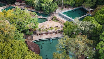 2 udendørs pools, gratis hytter, parasoller