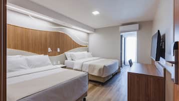 Quarto superior (Superior Comfort) | Frigobar, cofres nos quartos, escrivaninha, cortinas blackout