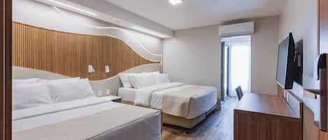 Habitación superior (Superior Comfort) | Minibar, caja de seguridad en la habitación y escritorio