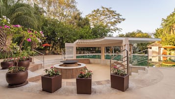 2 outdoor pools, free cabanas, pool umbrellas