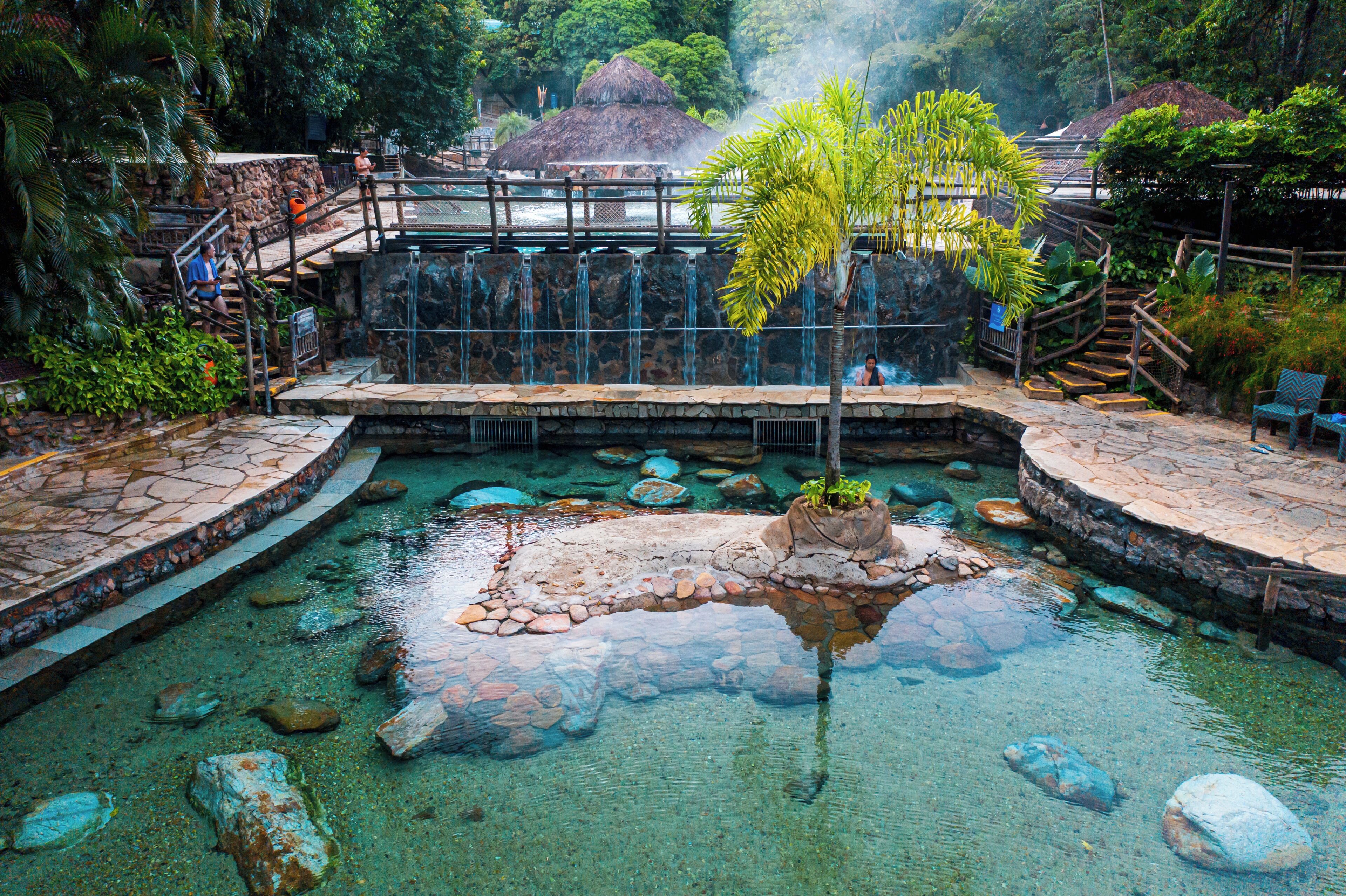 2 piscinas externas, barracas de cortesia, guarda-sóis