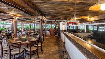 6 間餐廳;供應早餐、午餐、晚餐;巴西菜