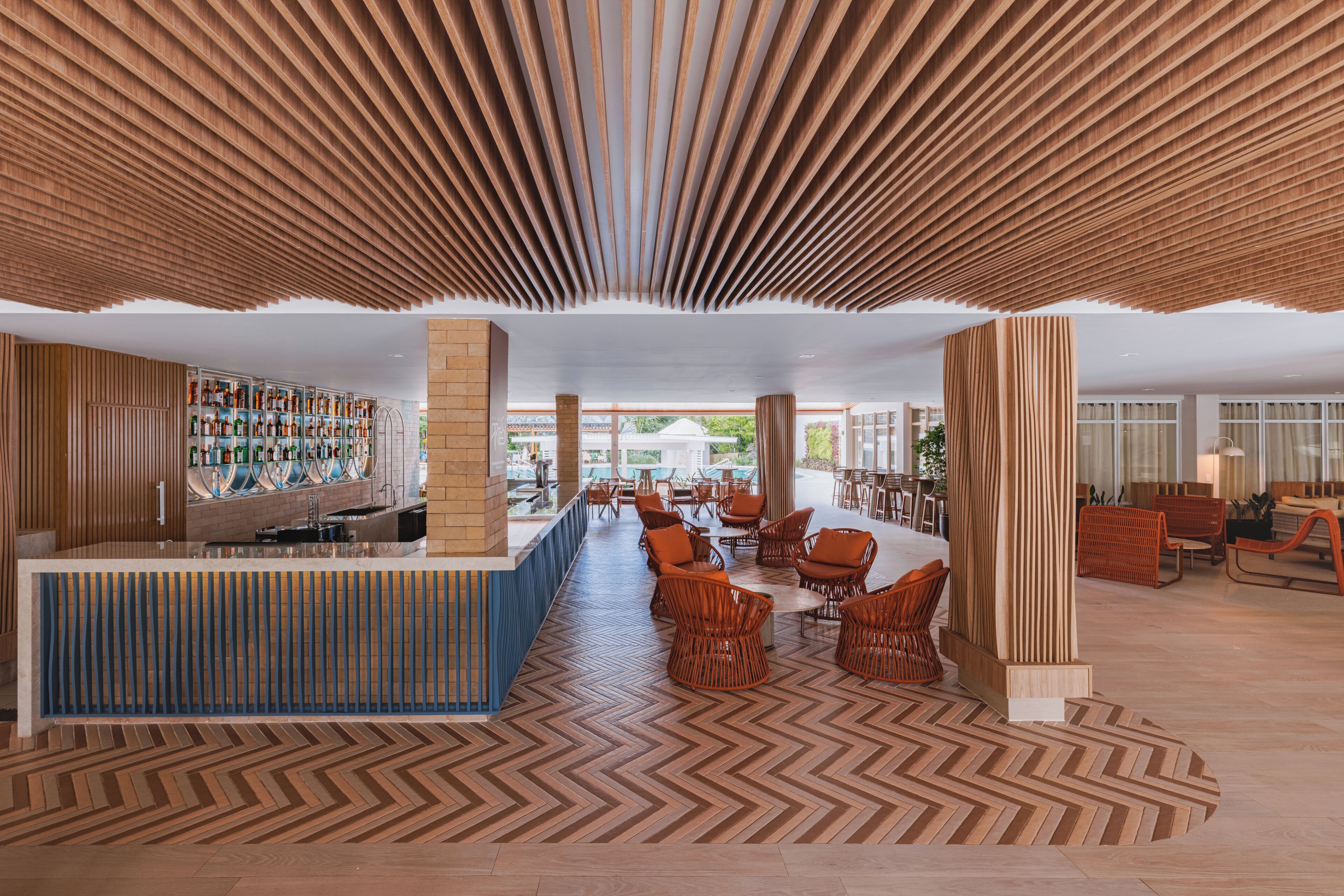 3 bars/lounges
