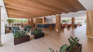 A spacious lobby with wooden ceiling slats, seating areas, and planters. - Rio Quente Resorts Refúgio Grand Premium – Antigo Hotel Turismo (Rio Quente)