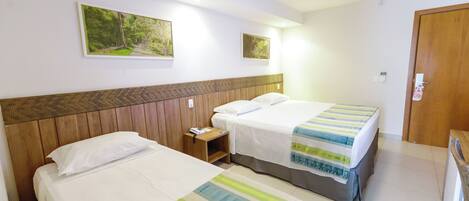 Minibar, coffres-forts dans les chambres, bureau, rideaux occultants