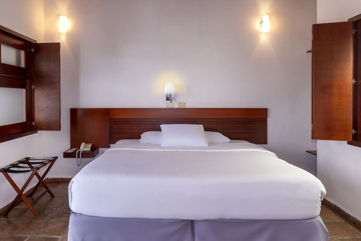 Room, 1 King Bed | 1 bedroom, individually decorated, individually furnished, desk