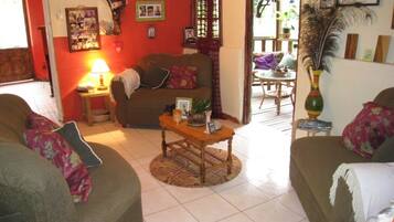 Quarto luxo, 1 quarto, vista para o rio | Sala de estar | TV 42 polegadas com canais a cabo