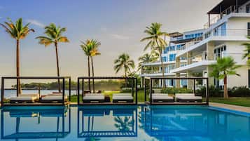 3 outdoor pools, free cabanas, sun loungers