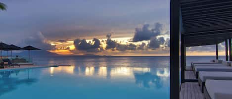 3 buitenzwembaden, gratis zwembadcabana's en ligstoelen