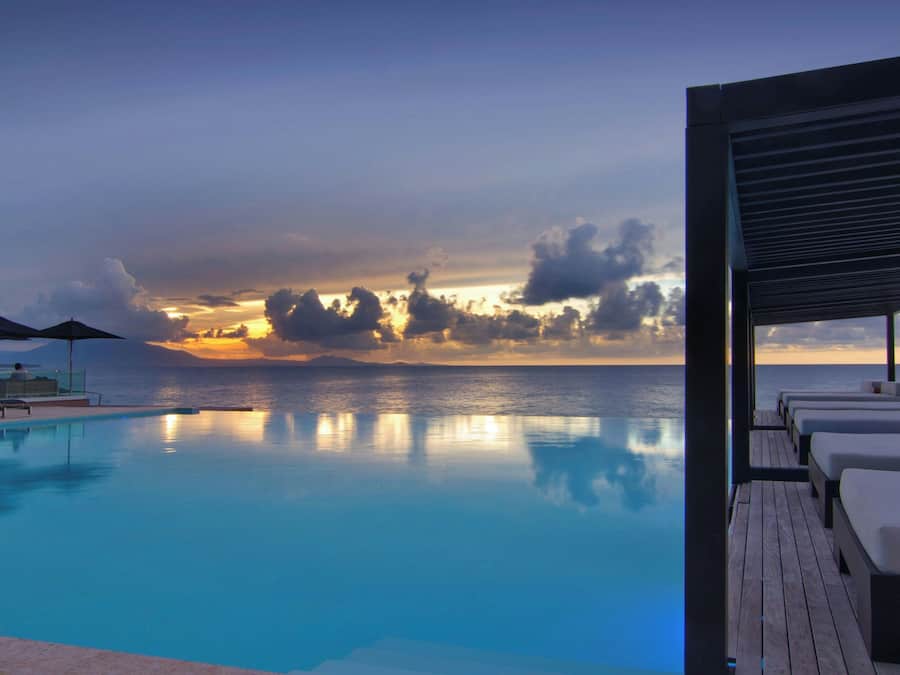 3 buitenzwembaden, gratis zwembadcabana's, ligstoelen bij het zwembad