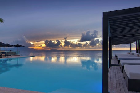 3 outdoor pools, free cabanas, sun loungers