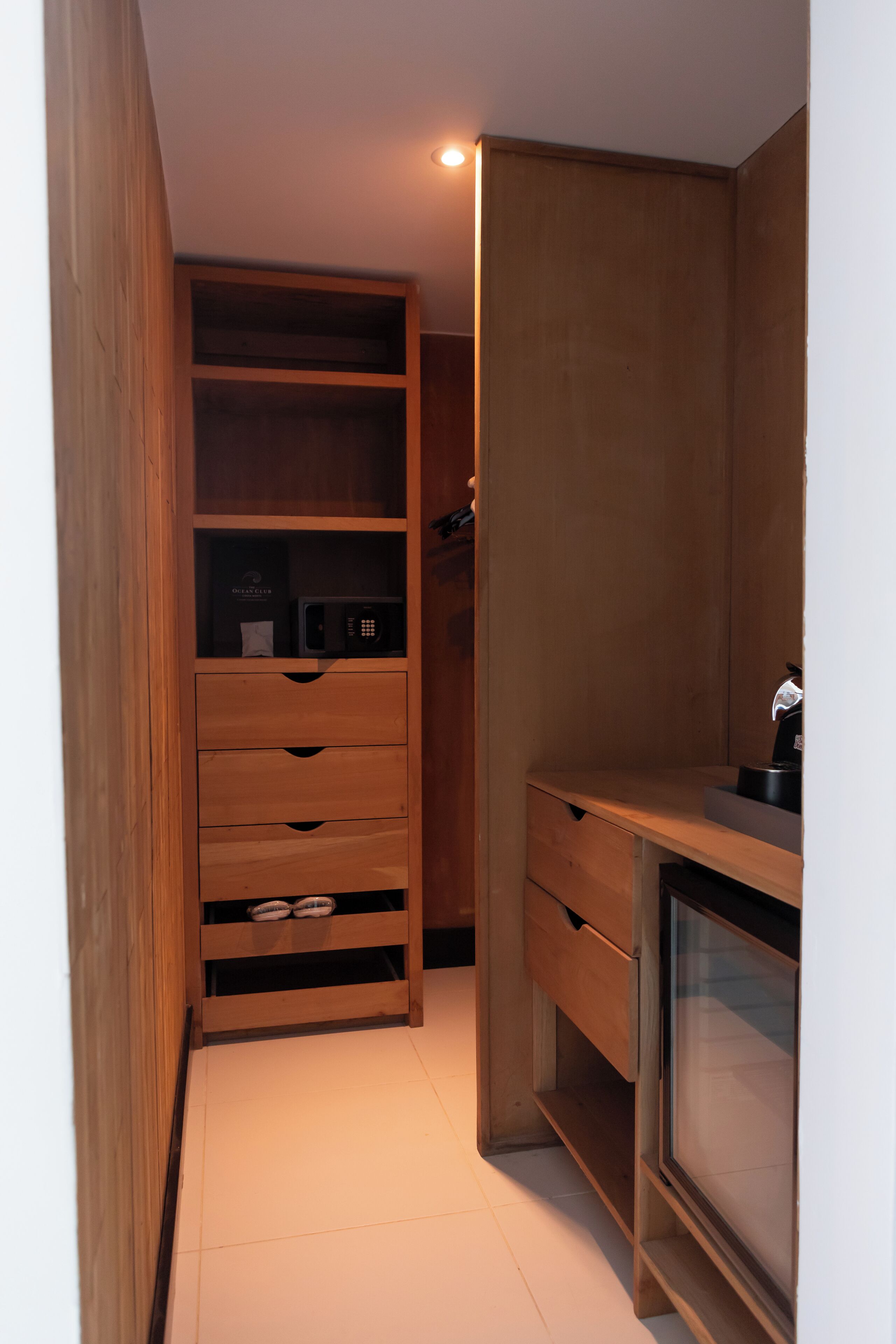 superior room, 1 queen bed, garden view | wardrobe