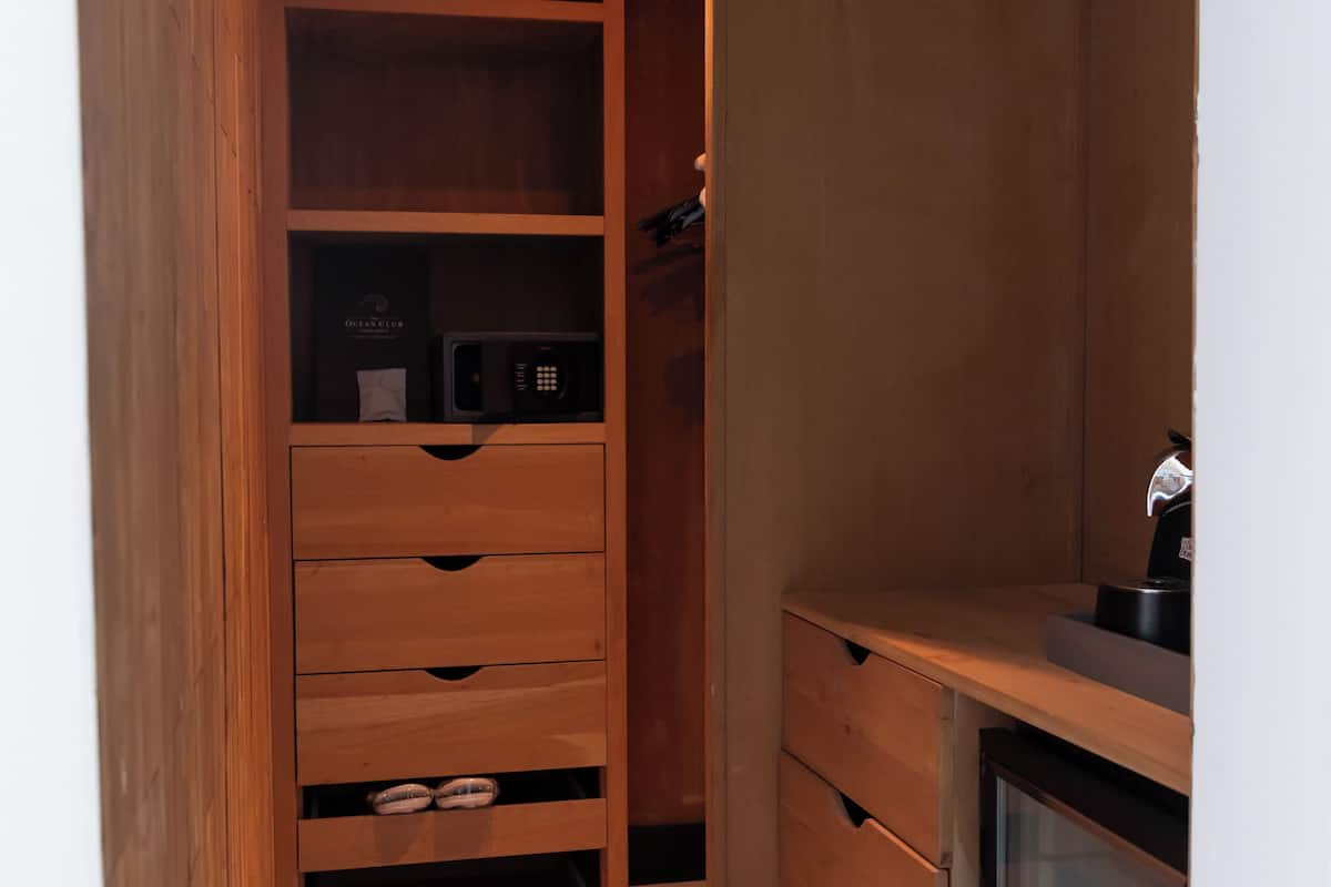 superior room, 1 queen bed, garden view | wardrobe