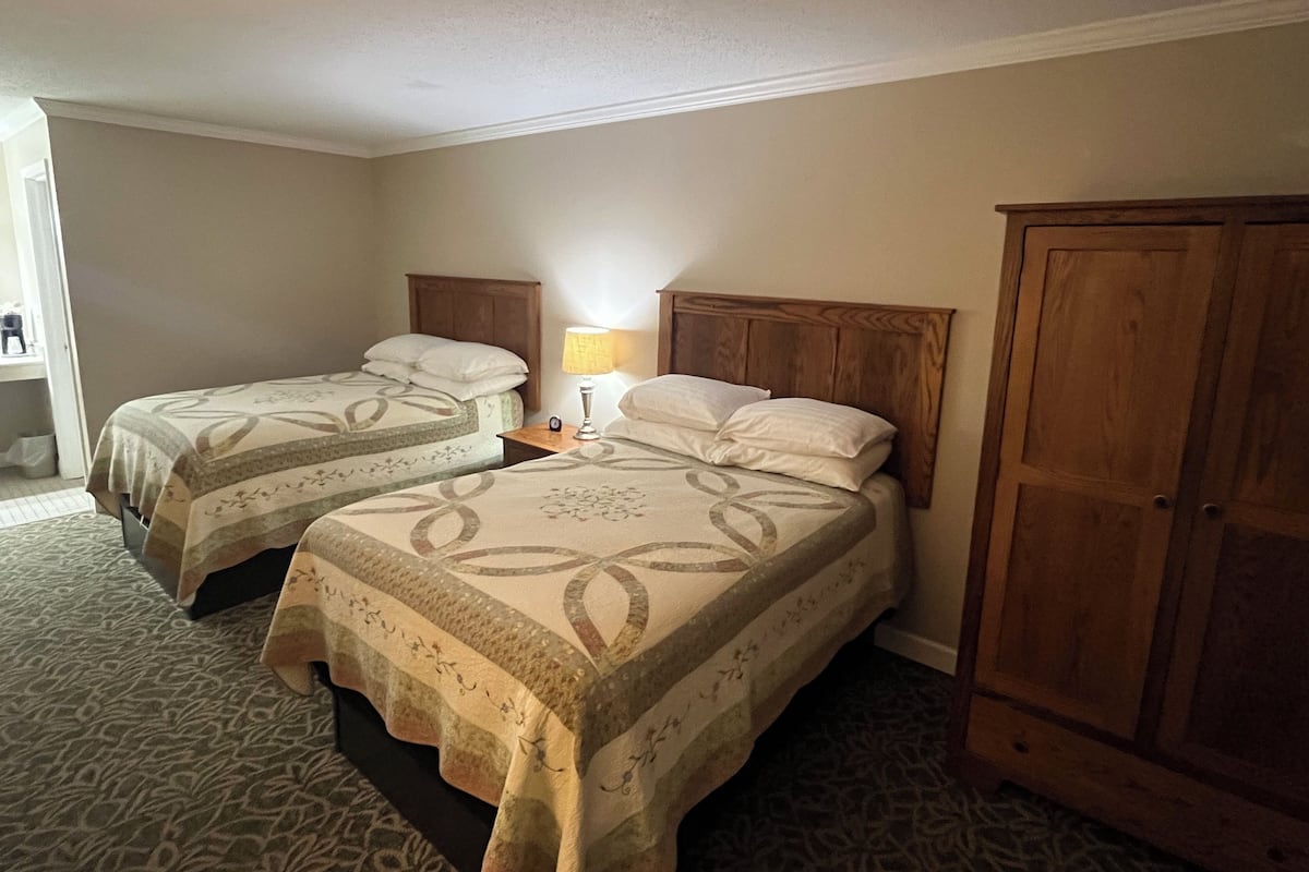 Chambre familiale double | Lit avec matelas en mousse à mémoire, bureau