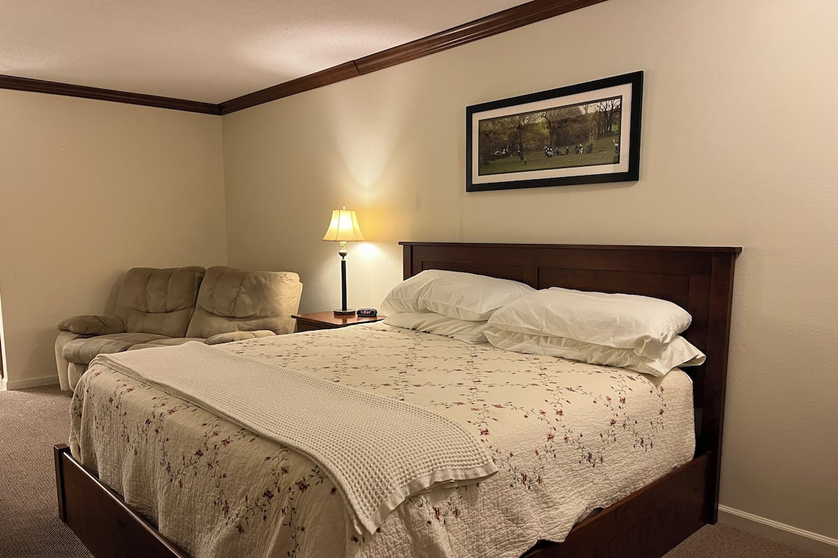 Exclusive-Zimmer, 1 Queen-Bett | Badezimmer | Dusche, Hydromassagedusche, kostenlose Toilettenartikel, Haartrockner