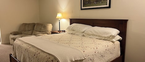 Exclusive Room, 1 Queen Bed | Memory-foam beds, desk, laptop workspace, iron/ironing board