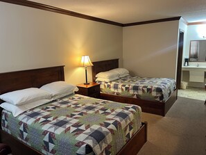 Family Double Room | Bathroom | Shower, hydromassage showerhead, free toiletries, hair dryer