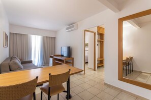 Minibar, Zimmersafe, Schreibtisch, Verdunkelungsvorhänge