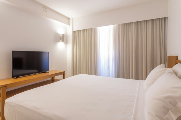 Minibar, in-room safe, desk, blackout curtains - Rio Quente Resorts - Hotel Giardino (Rio Quente)
