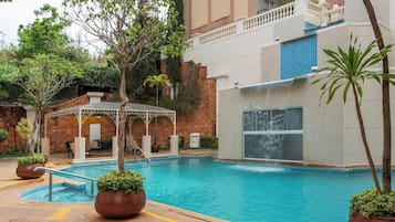 Piscina interna, 15 piscinas externas, barracas de cortesia, guarda-sóis