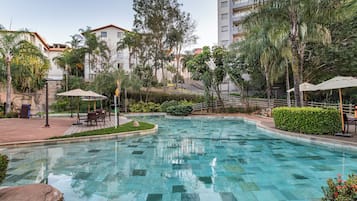 Piscina externa, barracas, guarda-sóis