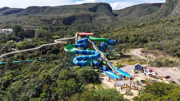 Un parc aquatique doté de plusieurs toboggans et d’une piscine.