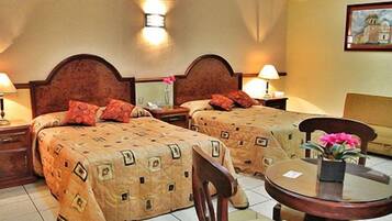 Escritorio, wifi gratis y ropa de cama