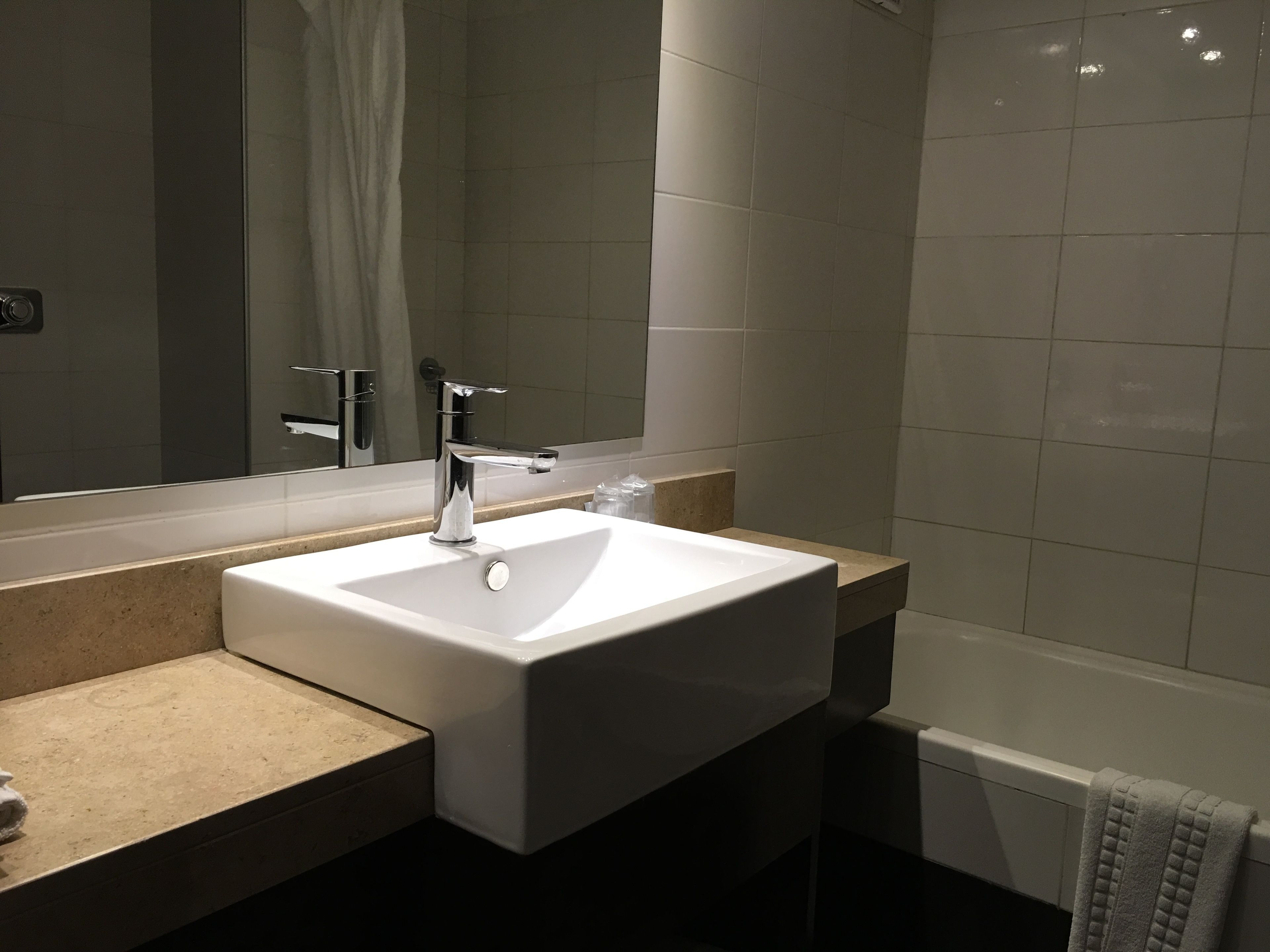 combined shower/bathtub, rainfall showerhead, free toiletries