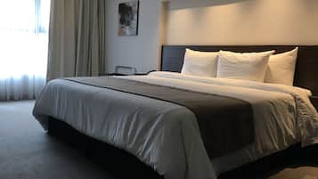 Colchones con pillow-top, minibar y caja de seguridad en la habitación
