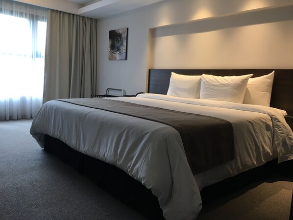 Pillow-top beds, minibar, in-room safe, desk - Crystal Tower Hotel (Montevideo)
