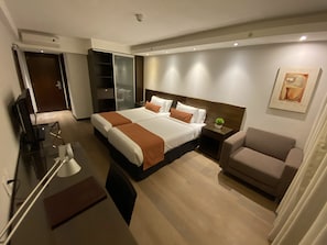 Surmatelas, minibar, coffres-forts dans les chambres, bureau