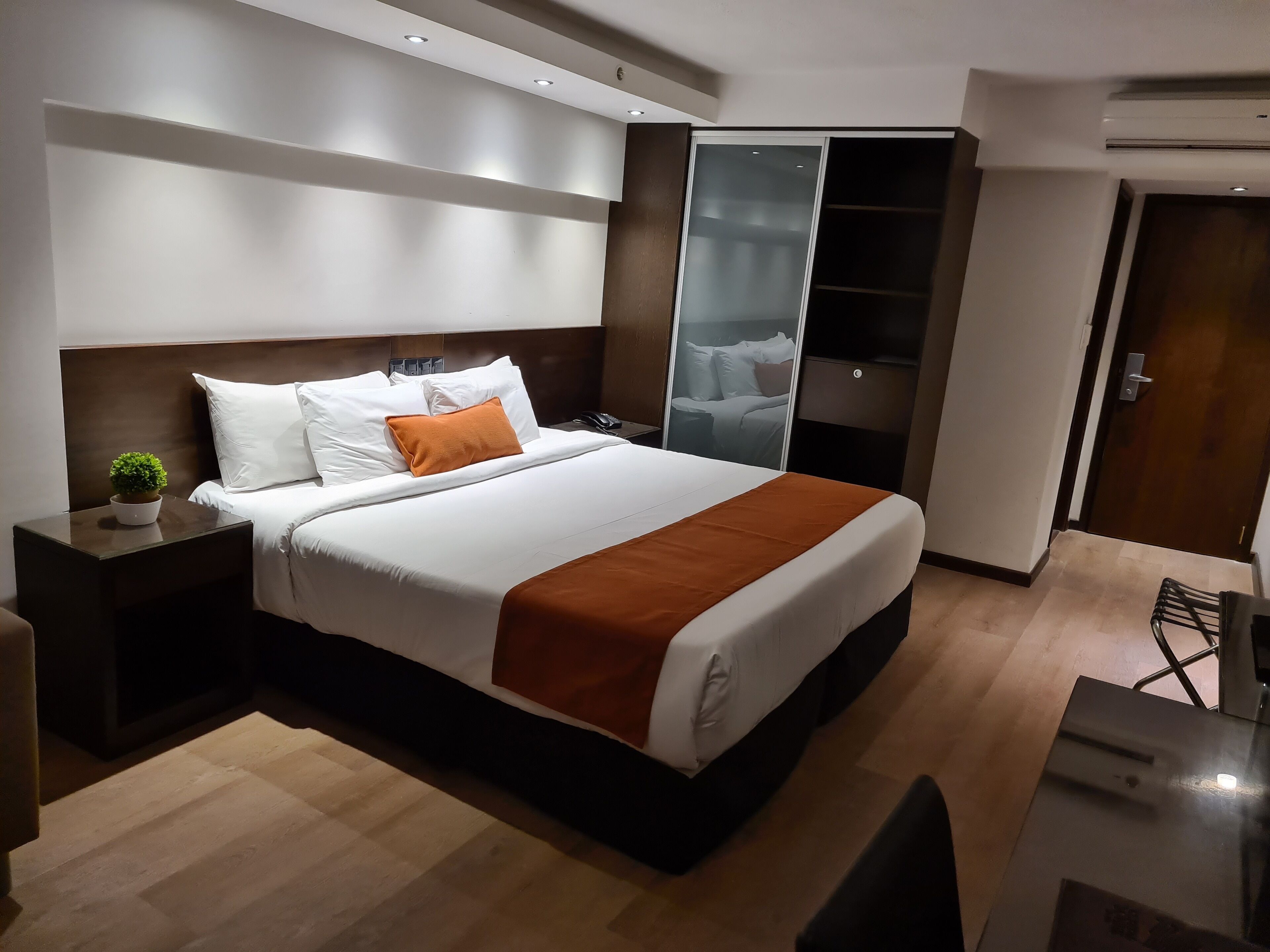 superior double room, 1 double bed | pillow-top beds, minibar, in-room safe, desk