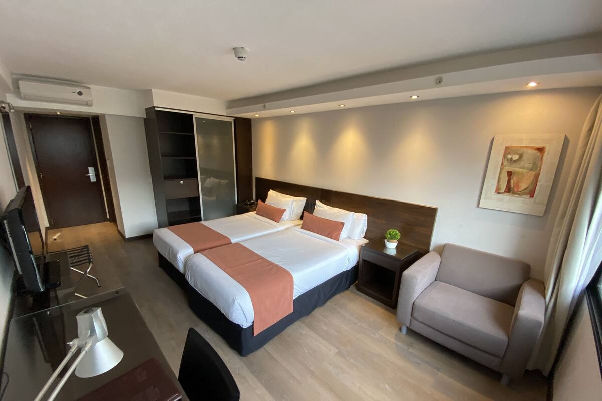 高级双人房 (2 beds) | 加厚床垫、迷你吧、客房内保险箱、办公桌