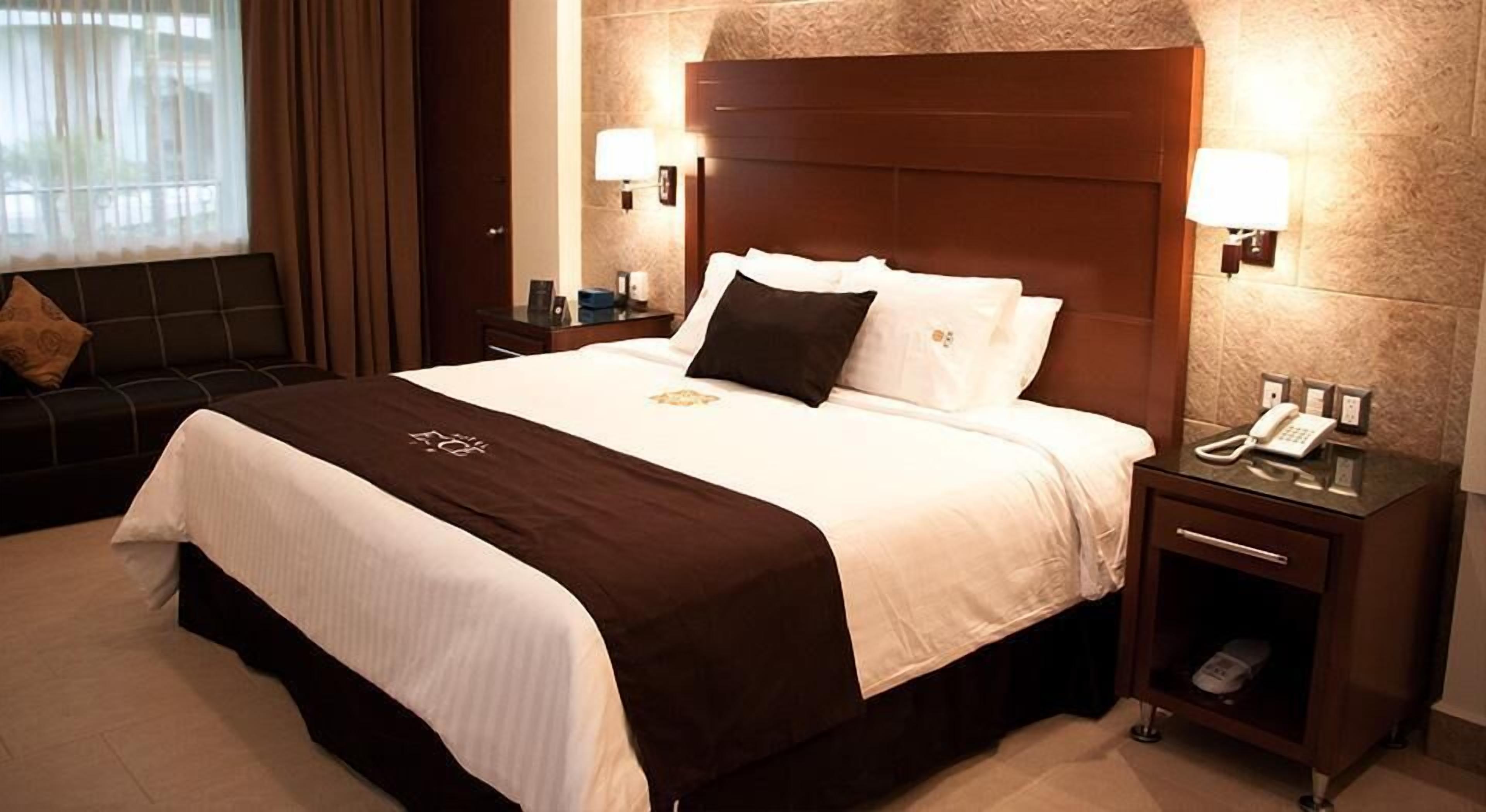 高档床上用品、免费迷你吧物品、客房内保险箱、办公桌