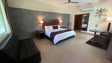Habitación junior | Ropa de cama de alta calidad y artículos del minibar gratis