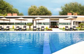 حمّام سباحة خارجي