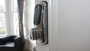 A Yale door lock on a white door. - Edinburgh Holiday Guest House (Edinburgh)