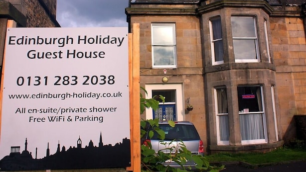 A sign for the Edinburgh Holiday Guest House, including contact number and amenities like en-suite/shower, free WiFi, and parking. - Edinburgh Holiday Guest House (Edinburgh)