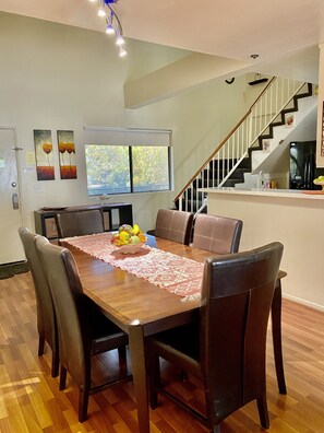 H1 (3 Bedroom) | In-room dining - Glendale Apartment Rental by Owner (Glendale)