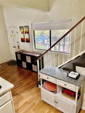 H1 (3 Bedroom) | Private kitchen | Full-size fridge, microwave, oven, stovetop - Glendale Apartment Rental by Owner (Glendale)