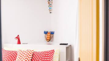 Double Room, 1 Queen Bed, Private Bathroom (Moose) | Desk, iron/ironing board, free WiFi