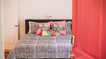 ห้องดีลักซ์ดับเบิล, เตียงควีนไซส์ 1 เตียง และโซฟาเบด, ห้องน้ำส่วนตัว (Double Owl Room) | โต๊ะทำงาน, เตารีด/โต๊ะรีดผ้า, Wi-Fi ฟรี