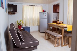 Bungalow, 2 chambres, cuisine | Coin séjour