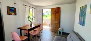 Bungalow, 2 kamar tidur, dapur | Area keluarga | TV layar datar