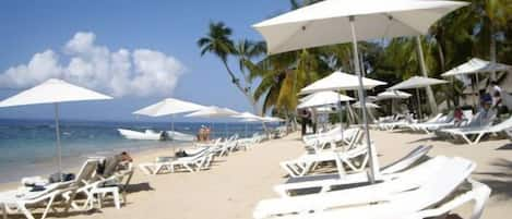 Privéstrand vlakbij, wit zand, ligstoelen aan het strand, parasols