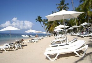 Private beach nearby, white sand, sun-loungers, beach umbrellas - Villa Las Piñas (La Romana)