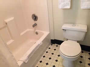 Combined shower/bathtub, free toiletries, hair dryer, towels