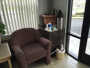 Lobby - Travel Inn (Des Moines)