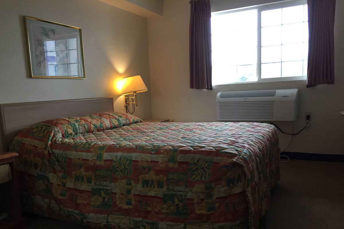Quarto standard, 1 cama Queen, geladeira e micro-ondas | Escrivaninha, ferros/tábuas de passar roupa, Wi-Fi de cortesia